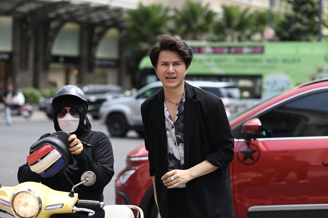 MC Vũ Mạnh Cường đi xe ôm để kịp giờ tổng duyệt Lễ trao giải Cống hiến 2023 - Ảnh 3.