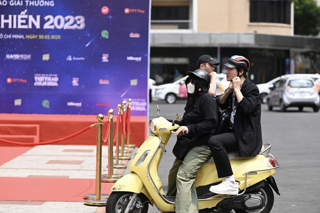MC Vũ Mạnh Cường đi xe ôm để kịp giờ tổng duyệt Lễ trao giải Cống hiến 2023 - Ảnh 1.
