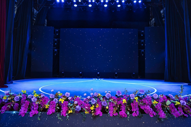 Lễ trao Giải Cống hiến 2023: Hội tụ hàng trăm loài hoa đẹp trong nước và nhiều nơi trên thế giới - Ảnh 1.