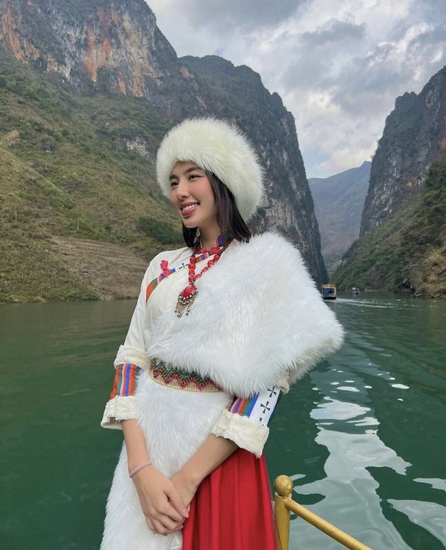 Thùy Tiên 'giáp mặt' Khoai Lang Thang hậu lên tiếng xin lỗi vì mặc trang phục Mông Cổ chụp hình ở Hà Giang - Ảnh 3.