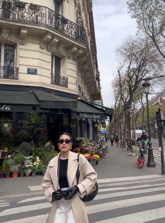 Loạt người đẹp Vbiz check-in du lịch nước ngoài: Tăng Thanh Hà sang chảnh tại Paris, siêu mẫu Minh Tú càn quét chợ đêm Đài Bắc  - Ảnh 2.