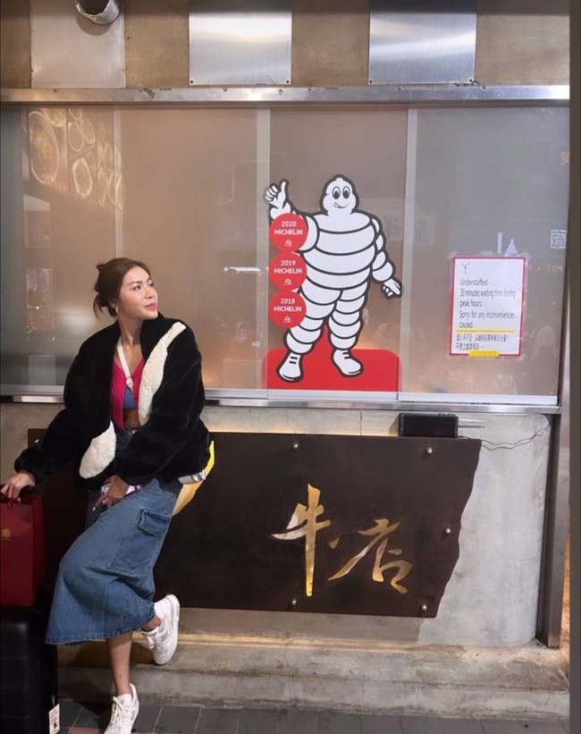 Loạt người đẹp Vbiz check-in du lịch nước ngoài: Tăng Thanh Hà sang chảnh tại Paris, siêu mẫu Minh Tú càn quét chợ đêm Đài Bắc  - Ảnh 6.