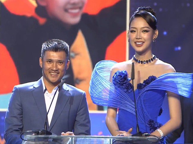 Văn Khang được Hoa hậu liên lục địa trao giải thưởng Cống hiến 2023 - Ảnh 4.