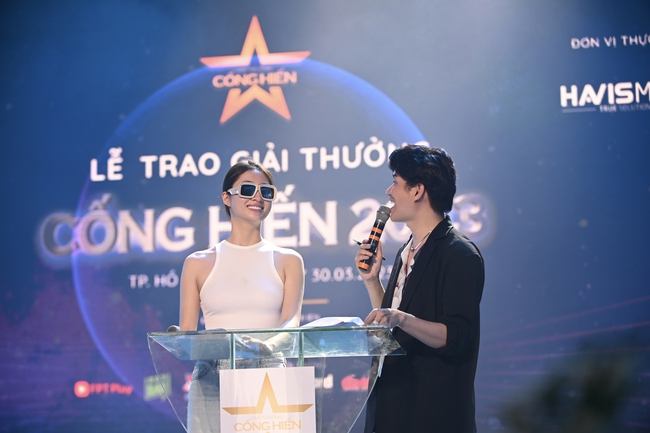MC Vũ Mạnh Cường đi xe ôm để kịp giờ tổng duyệt Lễ trao giải Cống hiến 2023 - Ảnh 6.