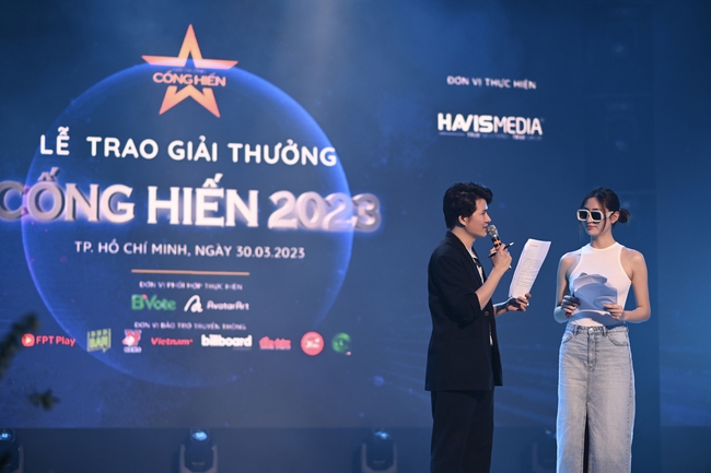 MC Vũ Mạnh Cường đi xe ôm để kịp giờ tổng duyệt Lễ trao giải Cống hiến 2023 - Ảnh 9.