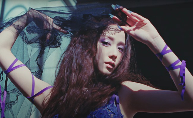MV Flower của Jisoo (BLACKPINK): Khoe nhan sắc rực rỡ, nhạc cuốn nhưng giọng hát nhạt nhoà  - Ảnh 8.