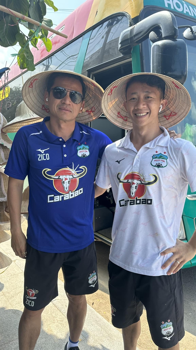 HLV Kiatisuk đốn tim fan bằng hình ảnh đội nón lá Việt Nam sau khi gây cơn sốt ‘vỡ sân’ khi du đấu - Ảnh 2.