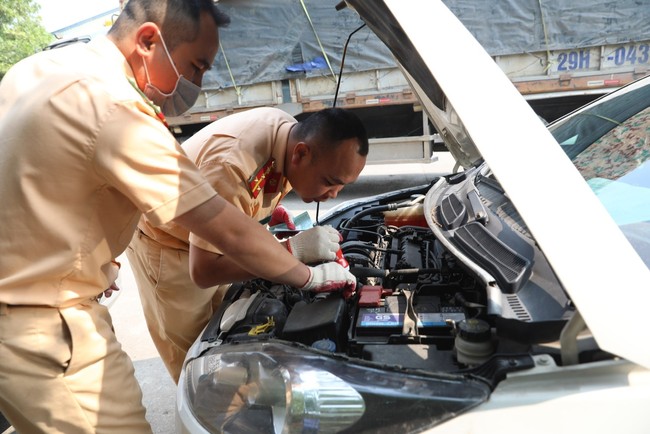 Lực lượng Cảnh sát giao thông đã hỗ trợ đăng kiểm cho trên 35.500 phương tiện - Ảnh 1.