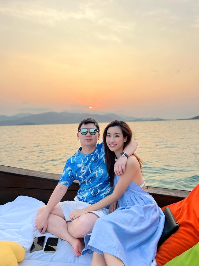 Hoa hậu Đỗ Mỹ Linh bắt trend, chia sẻ những khoảnh khắc 'vô tri' với chồng - Ảnh 5.
