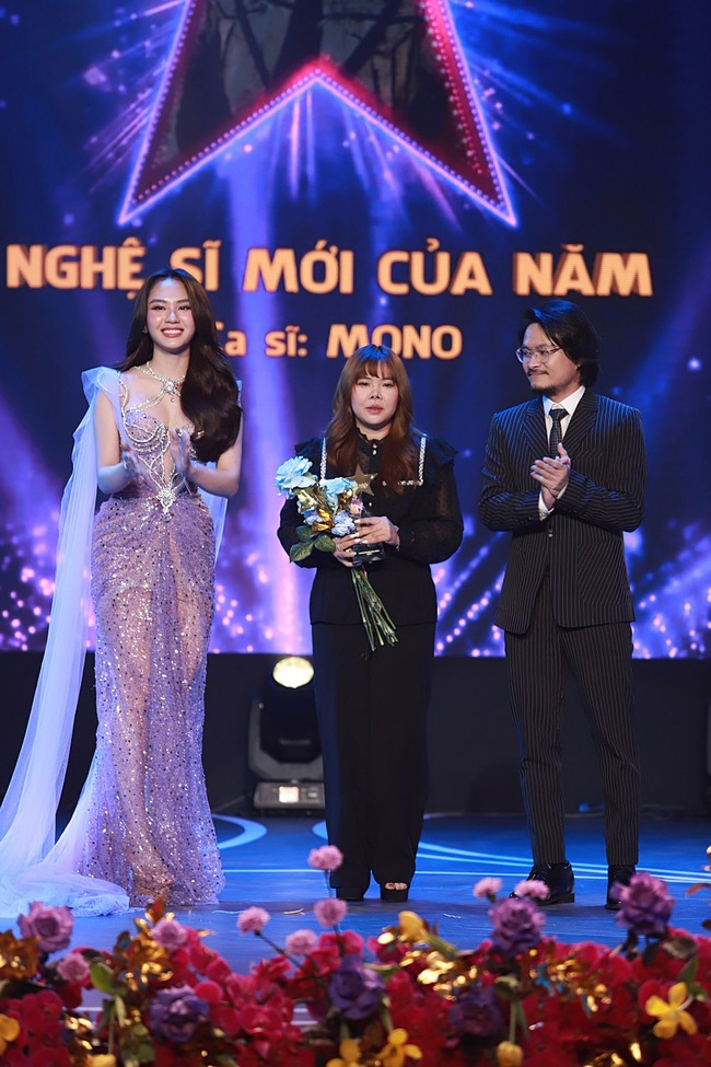 Giải Cống hiến: Hoàng Thùy Linh - MONO tiếp tục thắng lớn, Thu Minh hát live 'See tình' cực hay trên sân khấu - Ảnh 3.