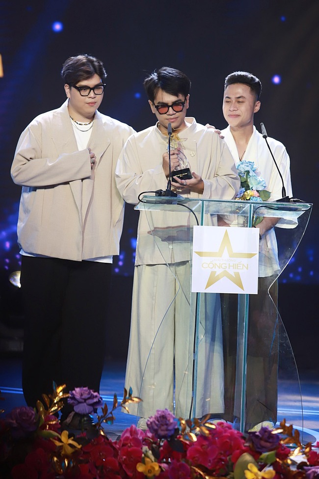 Giải Cống hiến: Hoàng Thùy Linh - MONO tiếp tục thắng lớn, Thu Minh hát live 'See tình' cực hay trên sân khấu - Ảnh 6.