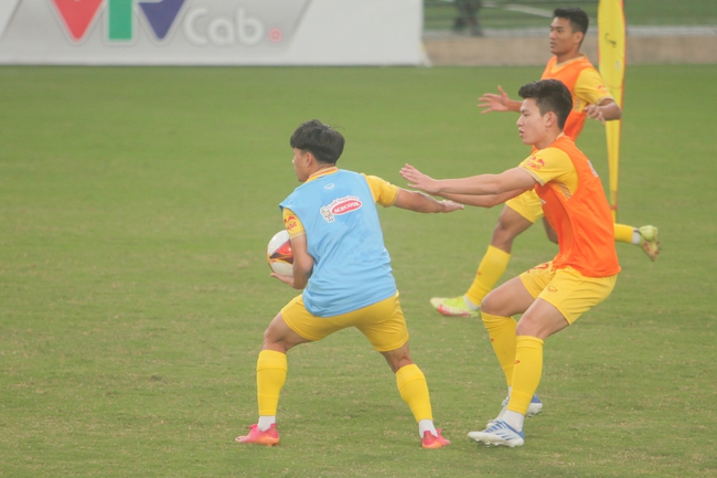 HLV Troussier dạy U23 Việt Nam chơi... bóng ném; nhà vô địch SEA Games dính chấn thương đen đủi - Ảnh 3.
