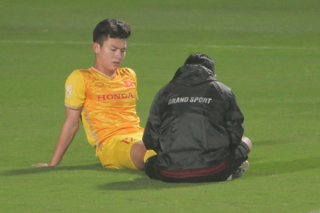 HLV Troussier dạy U23 Việt Nam chơi... bóng ném; nhà vô địch SEA Games dính chấn thương đen đủi - Ảnh 1.