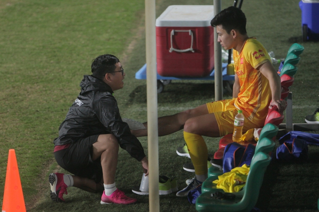 HLV Troussier dạy U23 Việt Nam chơi... bóng ném; nhà vô địch SEA Games dính chấn thương đen đủi - Ảnh 2.