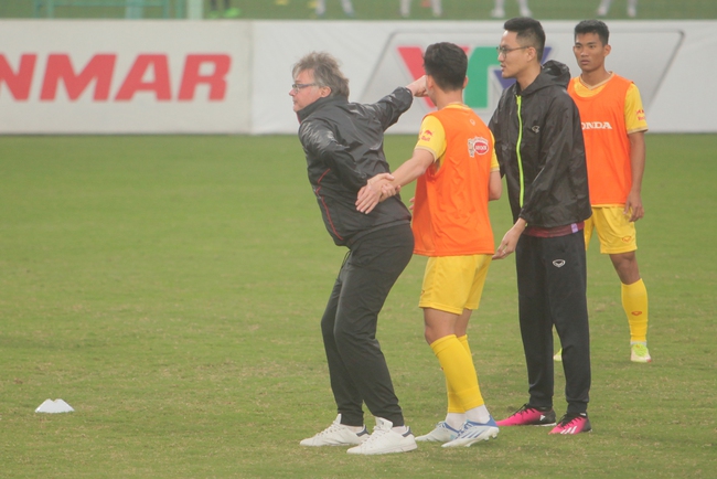 HLV Troussier dạy U23 Việt Nam chơi... bóng ném; nhà vô địch SEA Games dính chấn thương đen đủi - Ảnh 4.