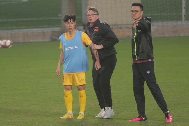HLV Troussier dạy U23 Việt Nam chơi... bóng ném; nhà vô địch SEA Games dính chấn thương đen đủi - Ảnh 7.