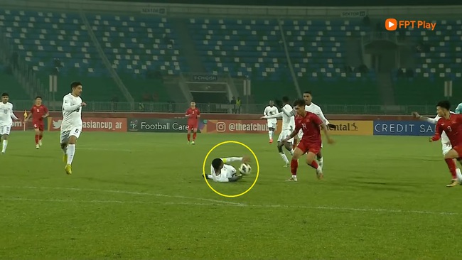 U20 Qatar ngang nhiên dùng tay chơi bóng, trọng tài không hề có phản ứng gì - Ảnh 3.