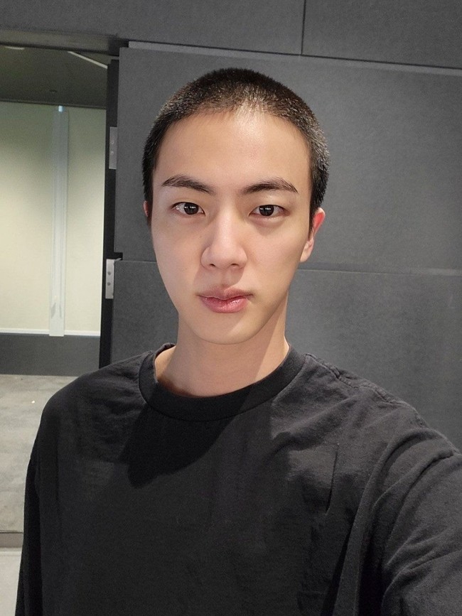 ARMY nghĩ gì về kiểu tóc mới của Jin BTS trong quân ngũ - Ảnh 2.