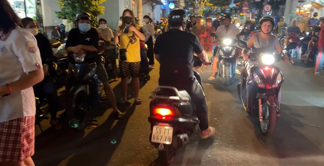 MC Quyền Linh chạy xe máy, Lệ Thủy và dàn sao Việt đến viếng cố NS Vũ Linh trong đêm - Ảnh 5.