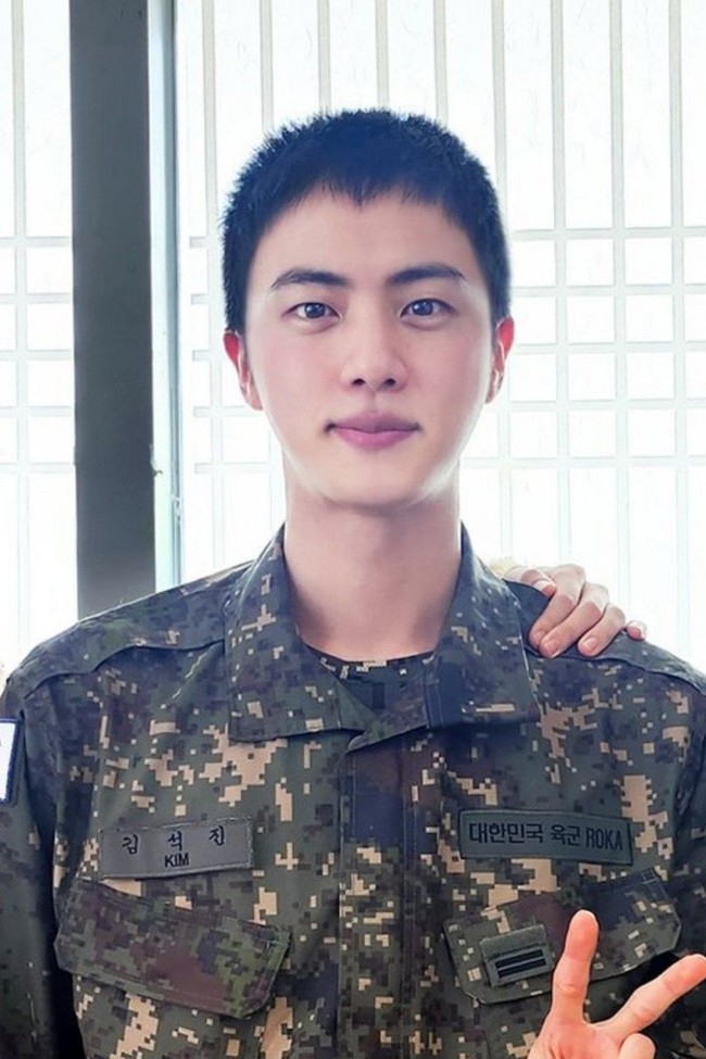 ARMY nghĩ gì về kiểu tóc mới của Jin BTS trong quân ngũ - Ảnh 4.