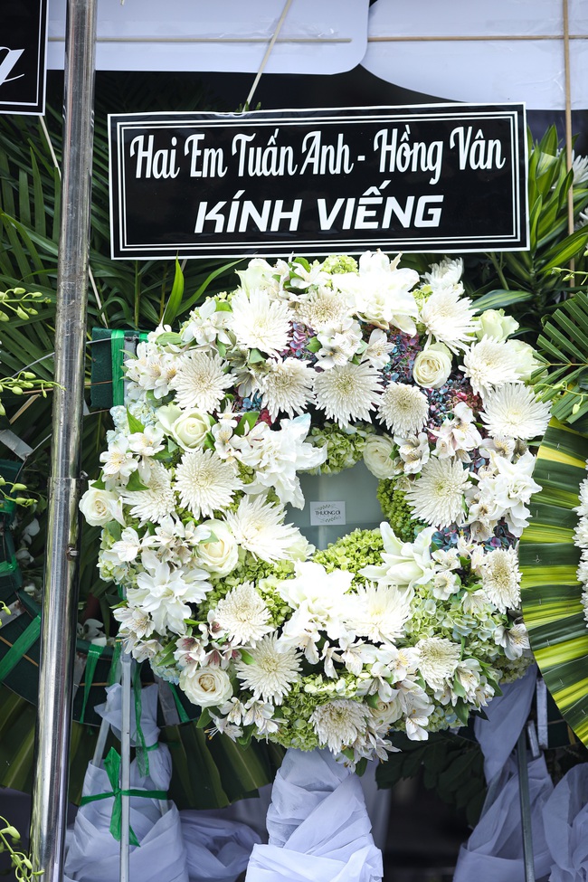 Tang lễ NSƯT Vũ Linh: Hoa viếng phủ kín, đông khán giả đến tiễn biệt, Mỹ Tâm và dàn sao Việt thương xót - Ảnh 17.