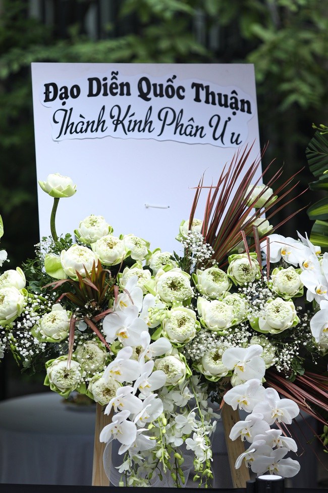 Tang lễ NSƯT Vũ Linh: Hoa viếng phủ kín, đông khán giả đến tiễn biệt, Mỹ Tâm và dàn sao Việt thương xót - Ảnh 18.