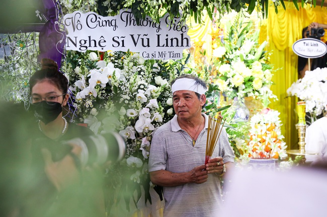 Tang lễ NSƯT Vũ Linh: Hoa viếng phủ kín, đông khán giả đến tiễn biệt, Mỹ Tâm và dàn sao Việt thương xót - Ảnh 14.