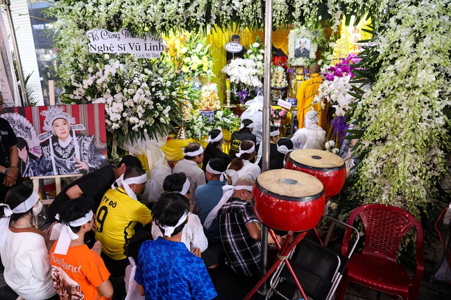 Tang lễ NSƯT Vũ Linh: Hoa viếng phủ kín, đông khán giả đến tiễn biệt, Mỹ Tâm và dàn sao Việt thương xót - Ảnh 10.