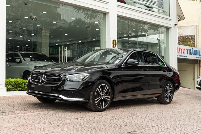 Chiếc Mercedes-Benz E 180 này sẽ giúp người mua tiết kiệm hơn 300 triệu đồng mà vẫn là chủ đầu tiên và mua được xe mới - Ảnh 2.
