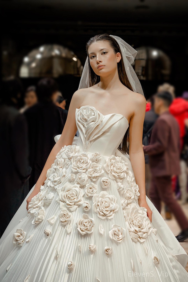 BST áo cưới 'Thương' gây chú ý tại kinh đô thời trang Paris - Ảnh 6.