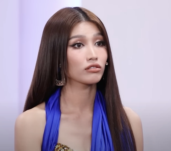 1 nữ ca sĩ gây tranh cãi khi 'cosplay' thí sinh Hoa hậu chuyển giới phiên bản: 'Đi diễn nước ngoài chưa?'! - Ảnh 2.