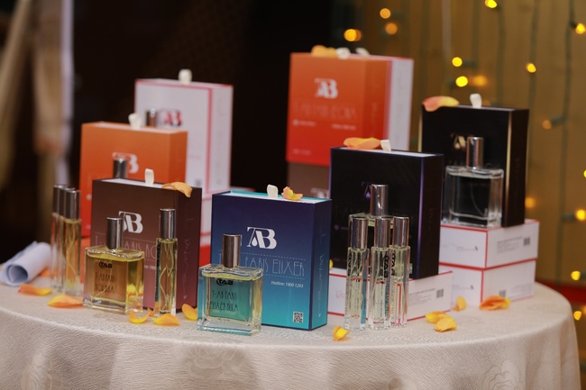 Dàn cầu thủ bóng đá Việt Nam hội tụ ở sự kiện ra mắt Thương hiệu nước hoa T-AB Paris - Ảnh 1.
