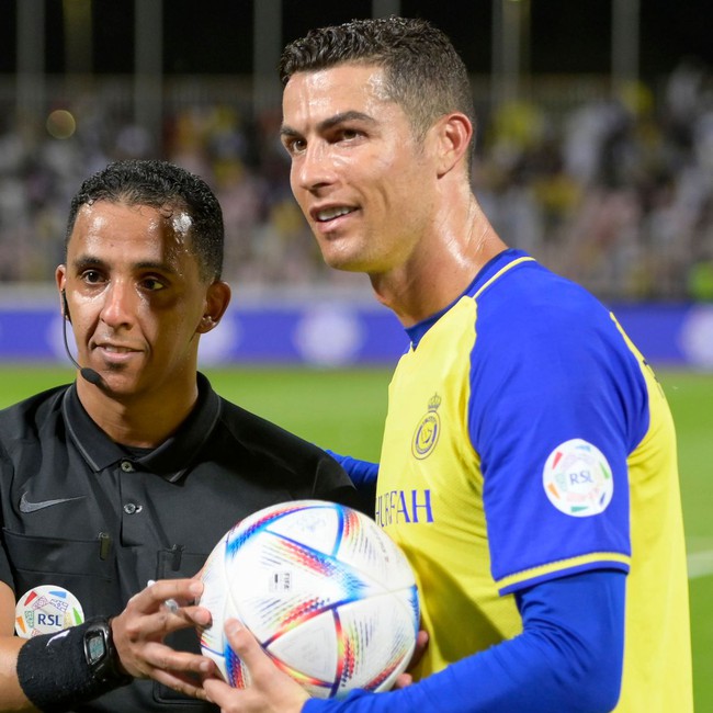 Tin nóng bóng đá tối 7/3: LĐBĐ châu Á vinh danh Ronaldo. Quá trình tiếp quản MU có bước ngoặt mới - Ảnh 2.