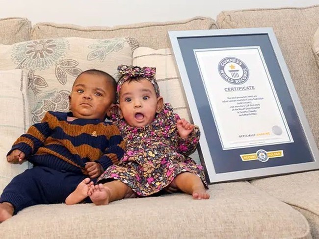 Hai em bé sinh non nhất thế giới đón sinh nhật đầu tiên - Ảnh 1.