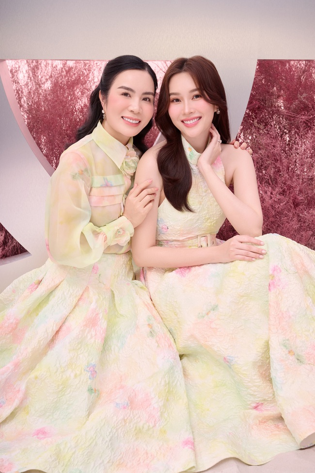 Tình chị em thân thiết của Hoa hậu Đặng Thu Thảo và 'bà trùm thời trang' Lưu Nga - Ảnh 2.