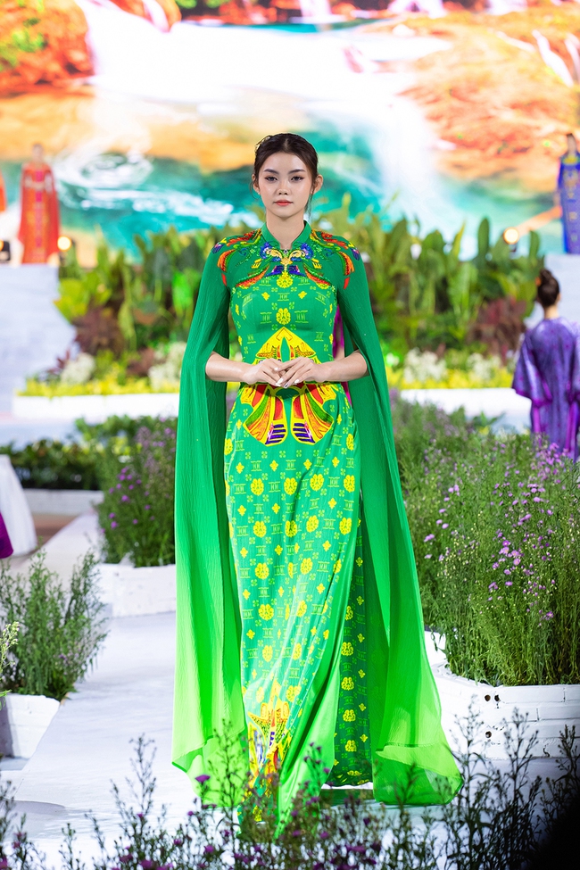 NTK Đỗ Trịnh Hoài Nam và 300 nhân công tạo nên BST áo dài dát vàng 'Suối nguồn' - Ảnh 8.