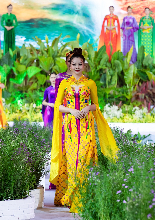NTK Đỗ Trịnh Hoài Nam và 300 nhân công tạo nên BST áo dài dát vàng 'Suối nguồn' - Ảnh 9.