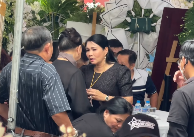 Vợ chồng Thu Trang, Thương Tín và dàn sao đến viếng, Ngọc Huyền tất bật lo liệu tang lễ cố NS Vũ Linh - Ảnh 2.