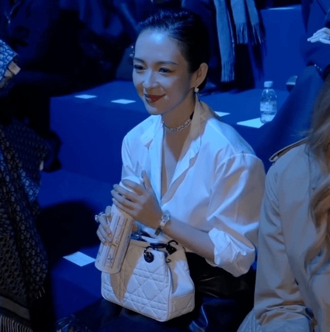 Dior bị la ó vì 'o bế' Jisoo, ghẻ lạnh Chương Tử Di và đại sứ thương hiệu xứ Trung: Hình như Cnet 'cả giận mất khôn' rồi! - Ảnh 2.