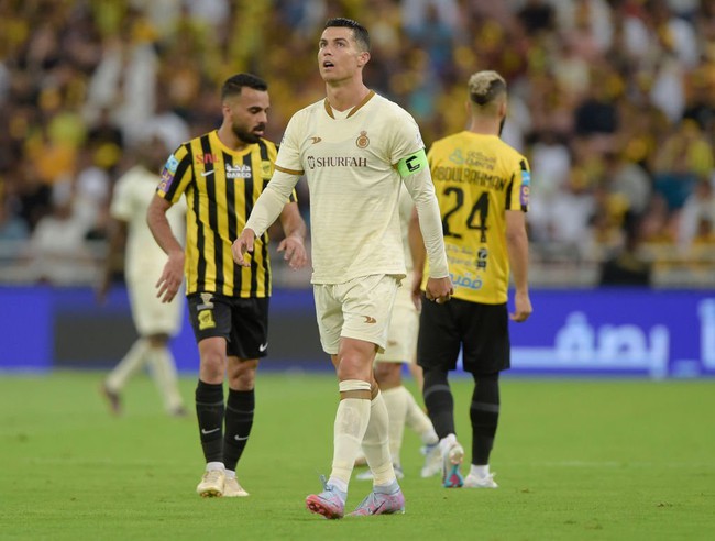 Ronaldo sút bóng thẳng lên khán đài, Al Nassr nhận trận thua đầy tai hại  - Ảnh 4.