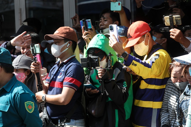 Hàng trăm người dân tập trung kín đường, YouTuber chen lấn hỗn loạn tại đám tang NS Vũ Linh - Ảnh 5.