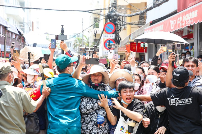 Hàng trăm người dân tập trung kín đường, YouTuber chen lấn hỗn loạn tại đám tang NS Vũ Linh - Ảnh 4.