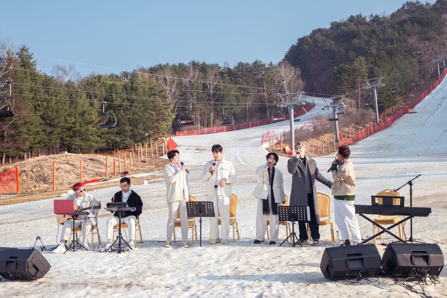 Vũ Cát Tường cùng dàn ca sĩ hát trên đường tuyết ở Hàn Quốc - Ảnh 3.