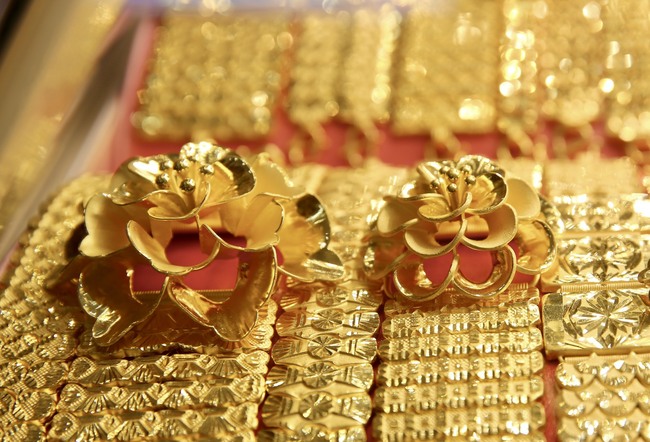 Giá vàng sáng 10/4 giảm 100 nghìn đồng/lượng - Ảnh 1.