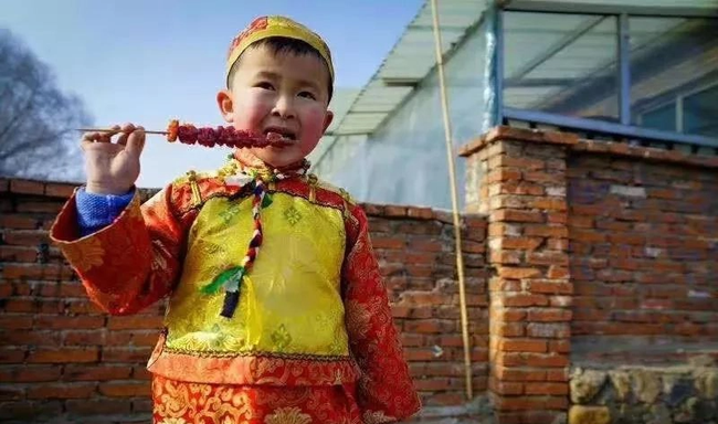 Ngôi làng 'hậu nhân hoàng tộc Ái Tân Giác La': Trẻ em sinh ra bị dị dạng vì 1 nguyên nhân, thanh niên trẻ cố thoát khỏi cái bóng lịch sử để được tự do yêu đương - Ảnh 6.