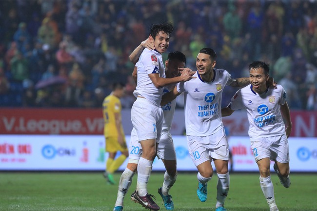 Hồng Duy ghi bàn giúp Nam Định đánh bại SLNA 1-0 ở vòng 6 V-League. Ảnh: Hoàng Linh