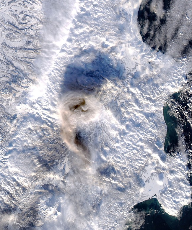 Nga: Núi lửa phun trào tại Kamchatka, đe dọa hoạt động hàng không - Ảnh 4.