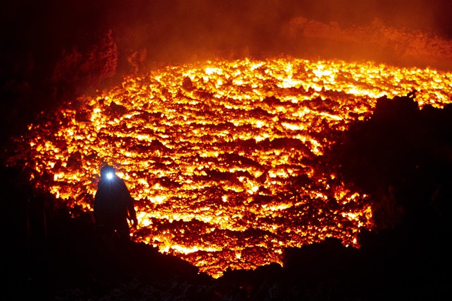 Nga: Núi lửa phun trào tại Kamchatka, đe dọa hoạt động hàng không - Ảnh 2.