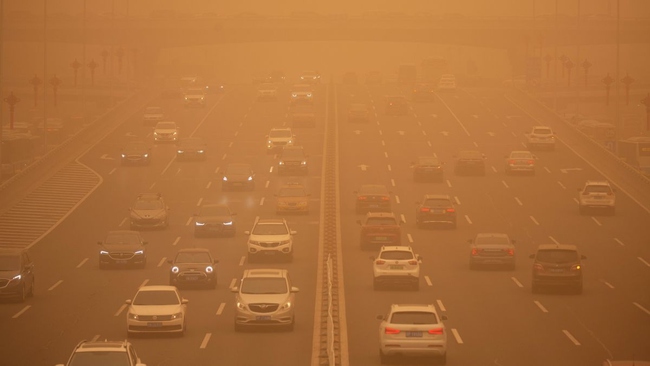 Chùm ảnh: Bão cát tấn công 410 triệu người tại Trung Quốc, cả thành phố bao trùm bởi màu cam như trong phim viễn tưởng  - Ảnh 1.