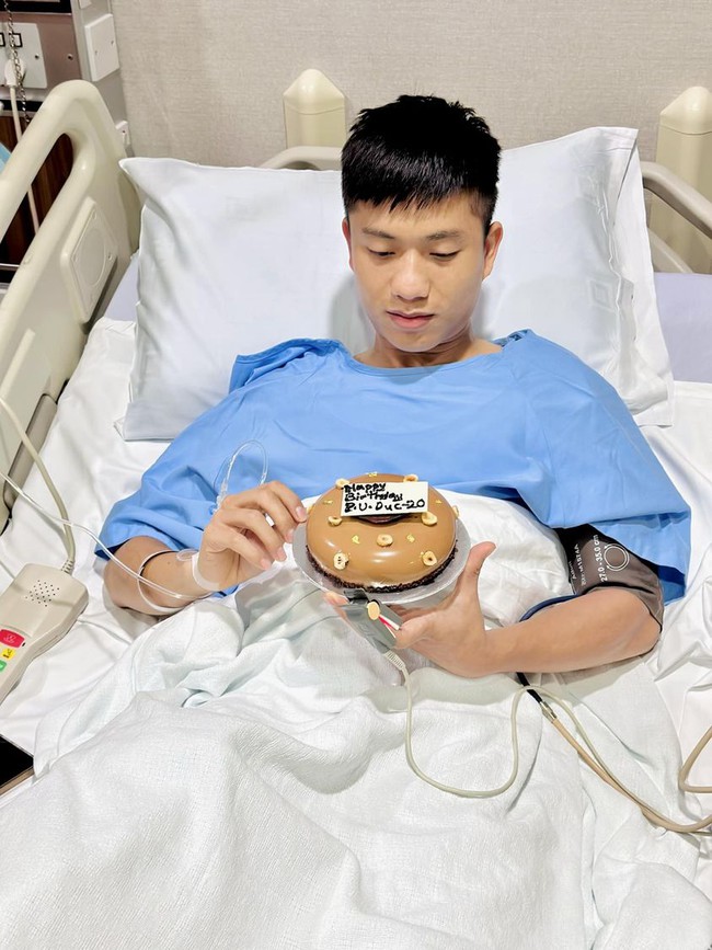 Văn Đức đón sinh nhật tròn 27 tuổi trên giường bệnh ở Singapore